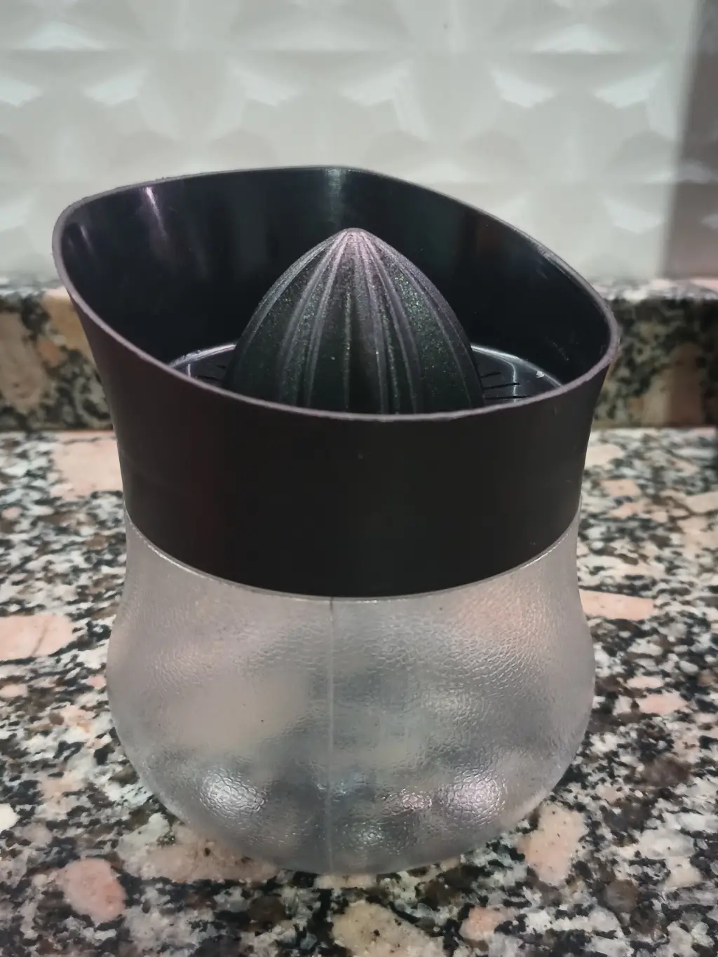 Exprimidor manual plástico con depósito
