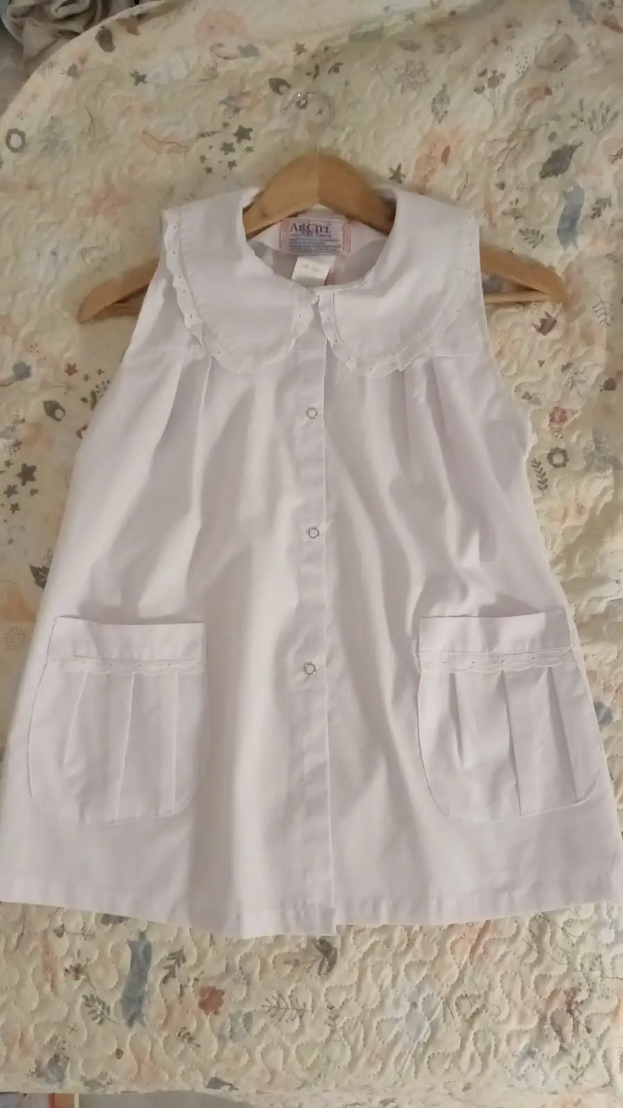 Guardapolvo El Alumno, tela Arciel. Broderie