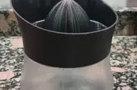 Exprimidor manual plástico con depósito