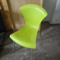 Sillas plástico verde caño gris