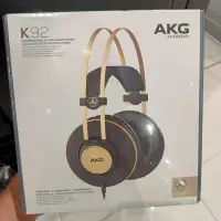 Auriculares Profesionales de Estudio AKG K92 cerrados vincha ajustable